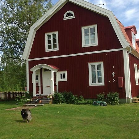 Mora Vandrarhem Och Gaesthem Vinas Bagian luar foto